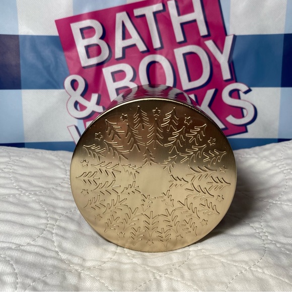 BBW Frosted Cranberry Bear Bath & Body Works White Barn 3 Wick Candle 14.5 oz - Picture 3 of 9